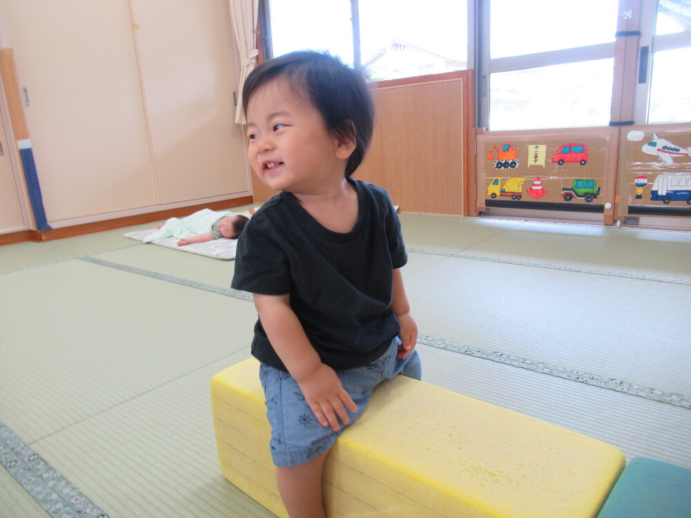 男の子がプラフォーミングの上に乗っている