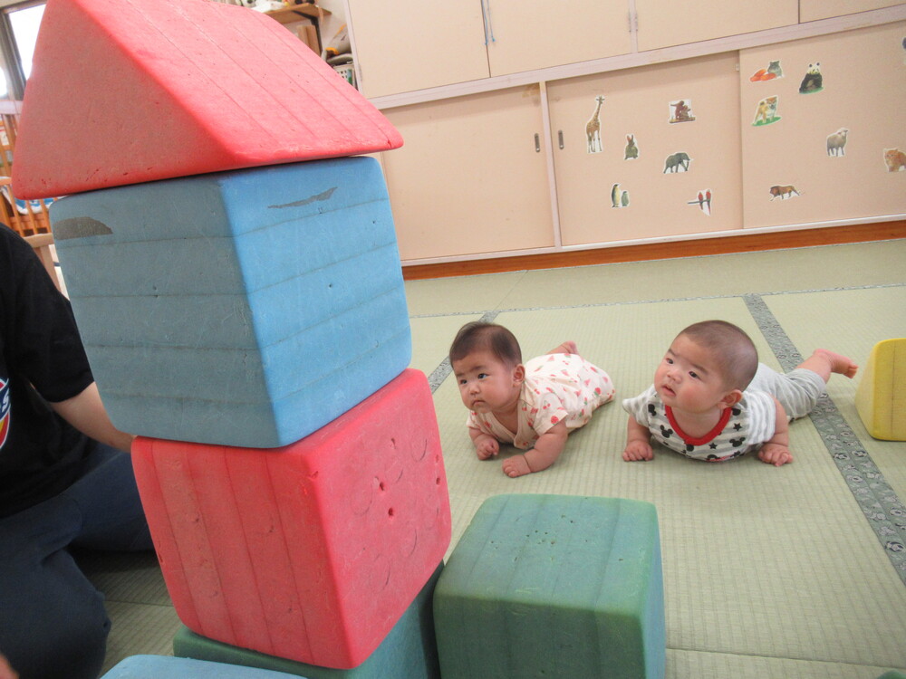 男の子と女の子が積み上げたプラフォーミングを見上げてみている
