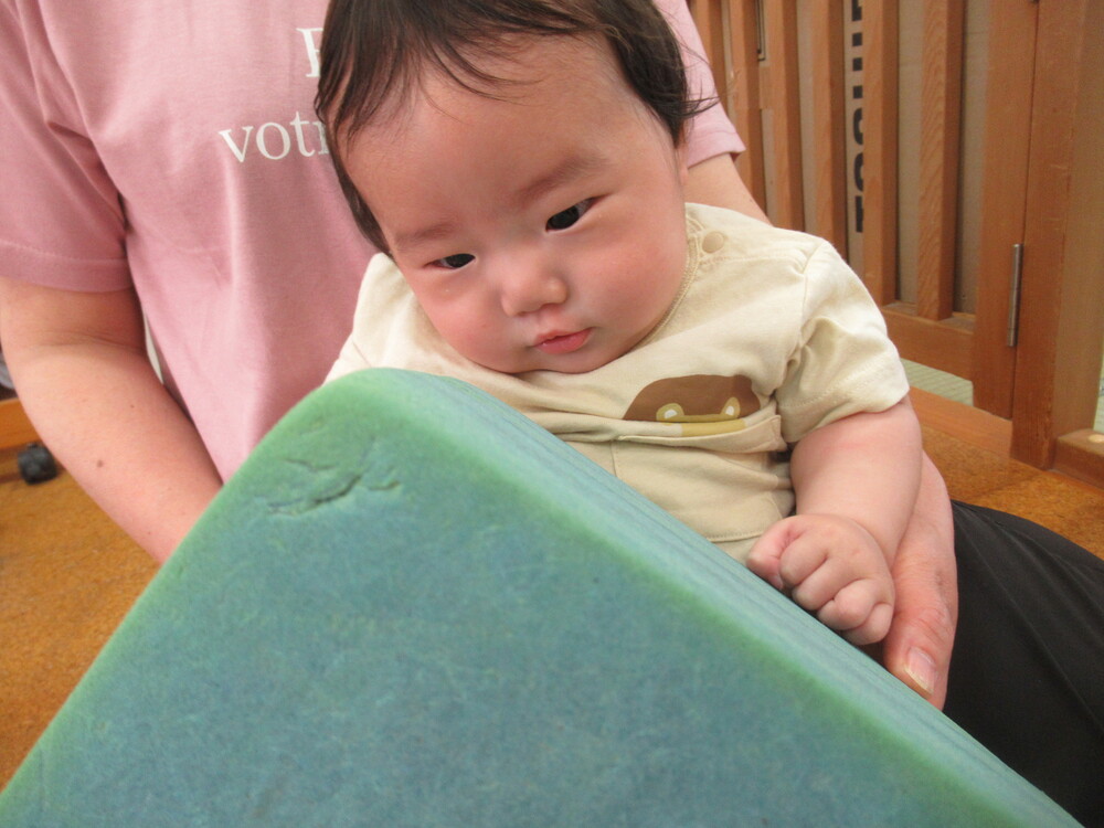 男の子がプラフォーミングを見ている