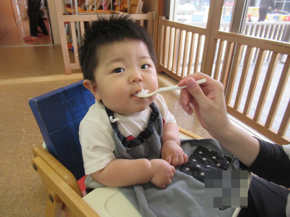 男の子が離乳食を食べている２