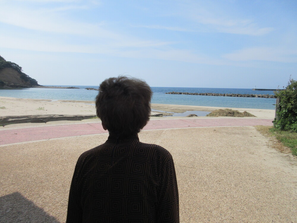 海を眺めるている様子