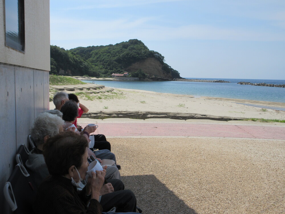 お茶を飲みながら海を眺めている様子