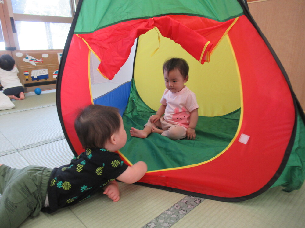 ボールハウスに入っている子ども