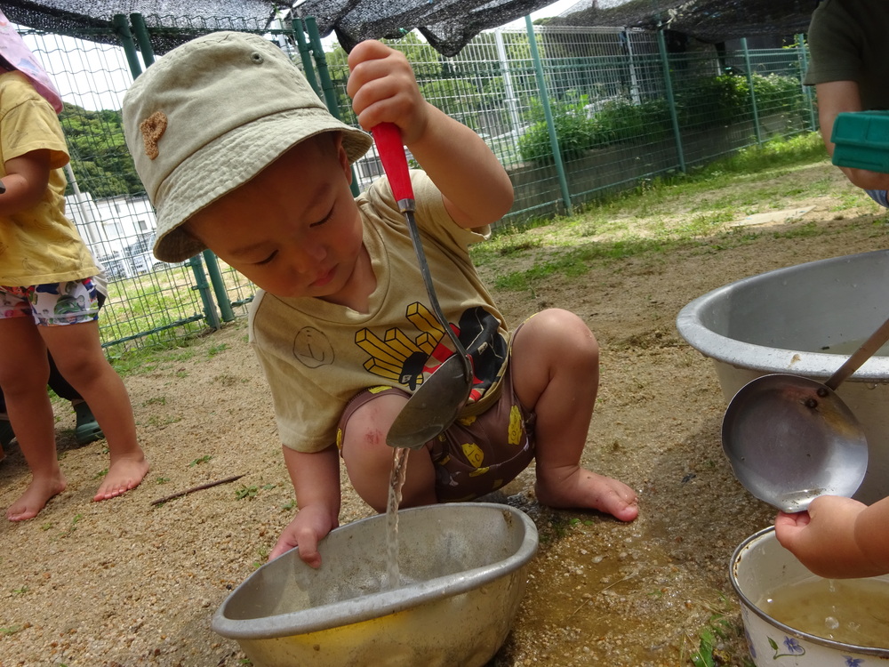 泥んこ遊びをする男の子