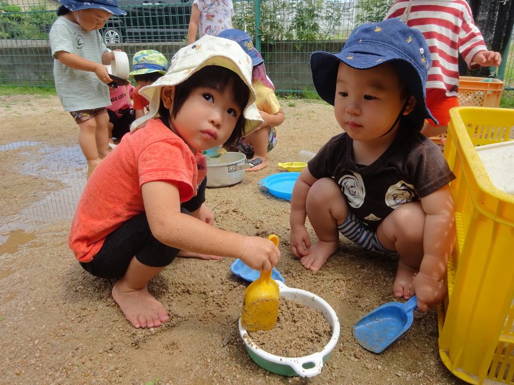 泥んこ遊びをする男の子