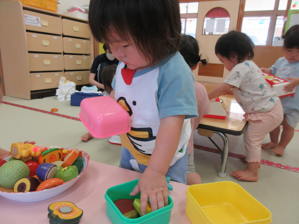 おままごとで遊ぶ様子