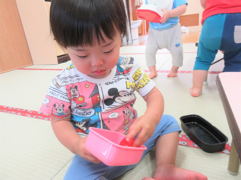 おままごとで遊ぶ様子