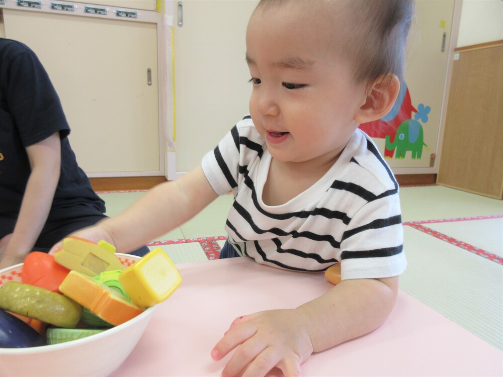 おままごとで遊ぶ様子