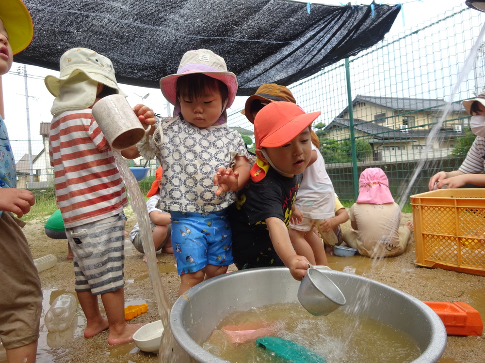 水遊びをする女の子