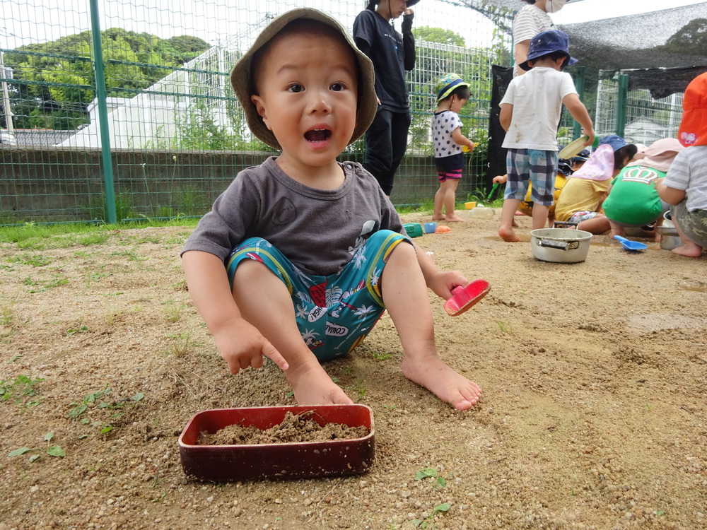 お弁当を作っている男の子