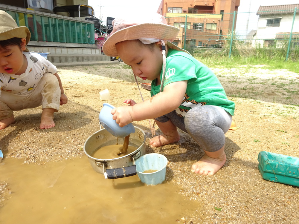 水たまりで遊んでいる男の子