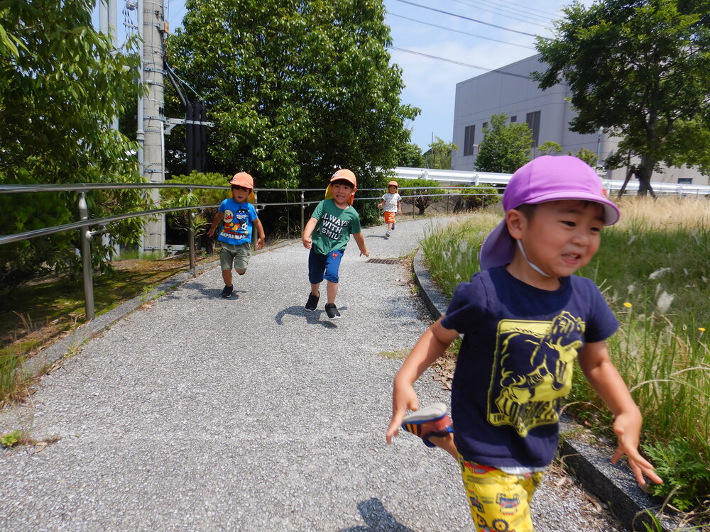 走る子ども達