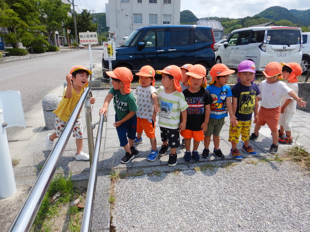 走るポーズをする子ども達