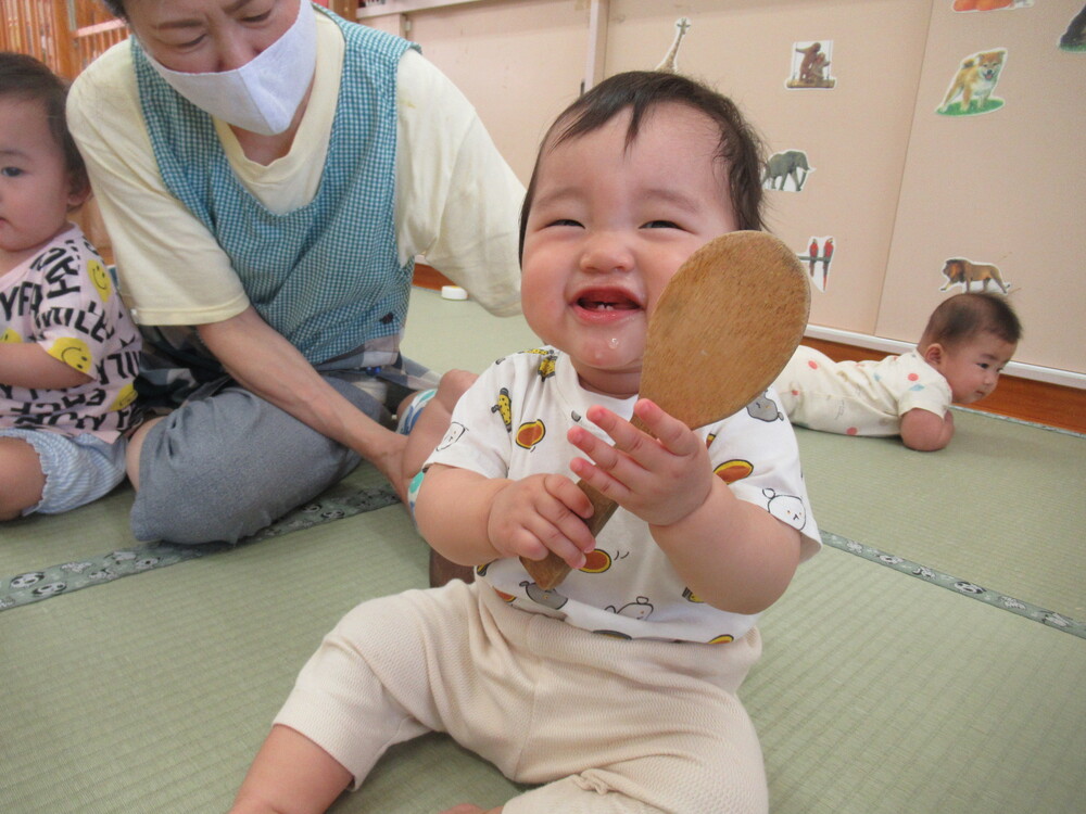 しゃもじを持って遊ぶ子ども