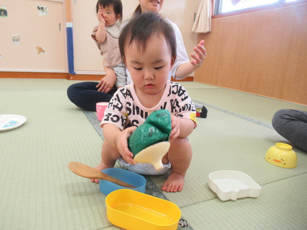 おままごとをする子ども