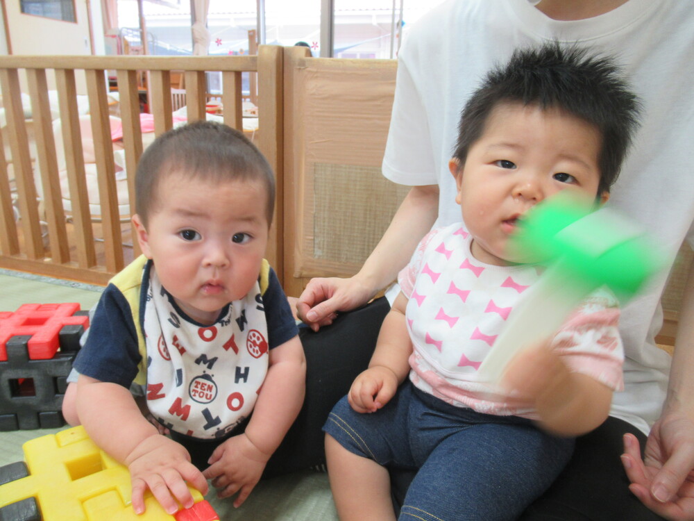 男の子たちがブロックを触っている