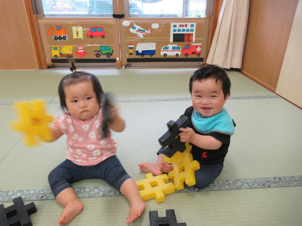 ブロックをカンカン鳴らして演奏会をしている