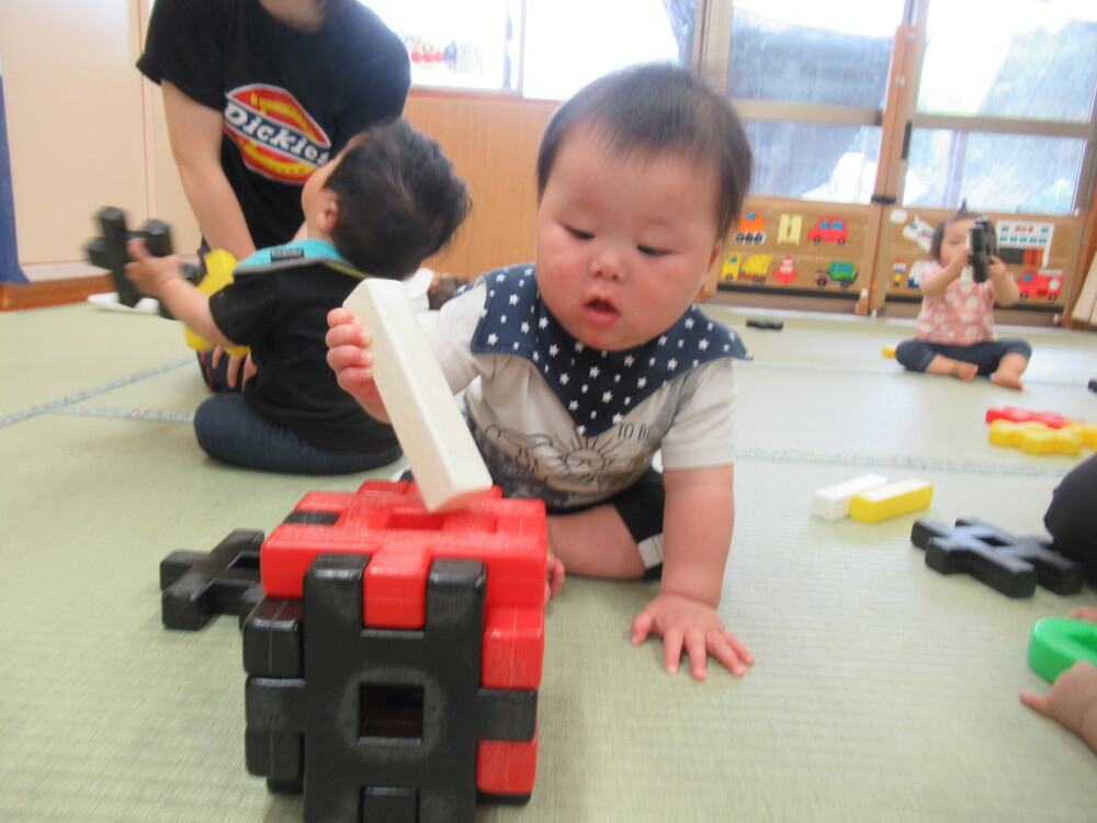 男の子がブロックを繋げようとしている