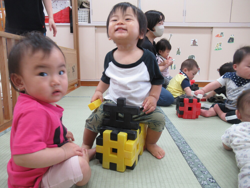 男の子がブロックの上に乗っている