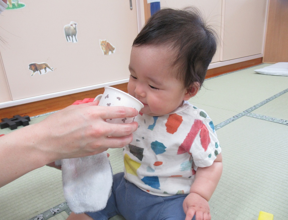 女の子がお茶を飲んでいる１