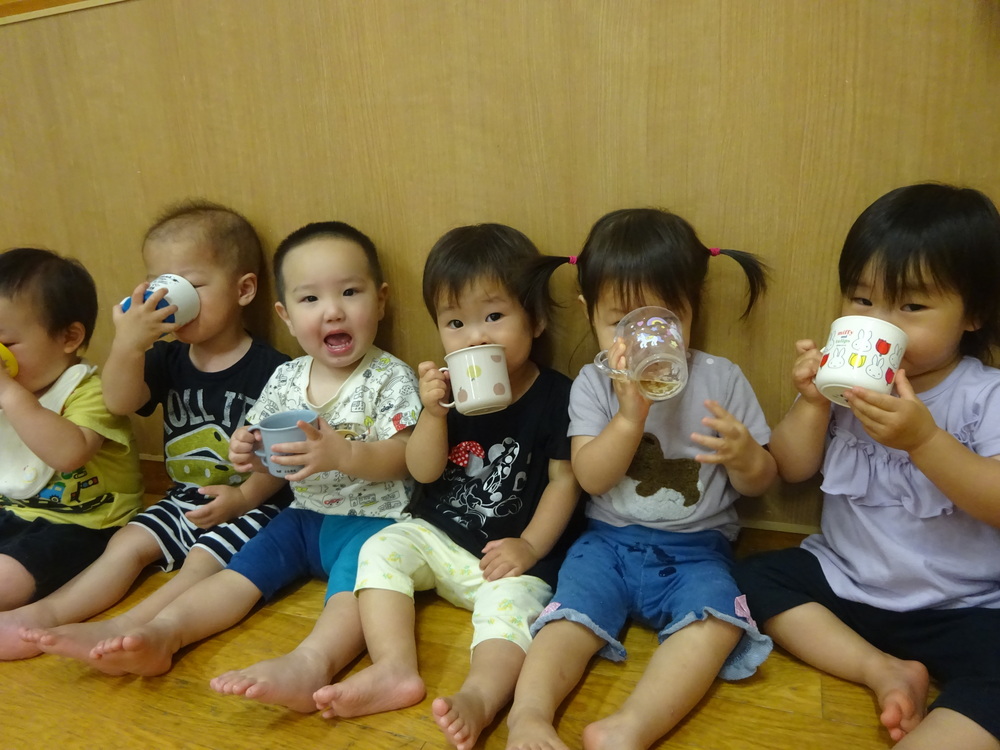 水分補給をする子ども