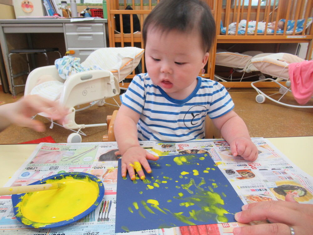 製作をする子ども２