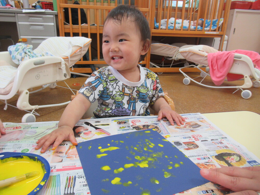 自分の製作を見て喜ぶ子ども
