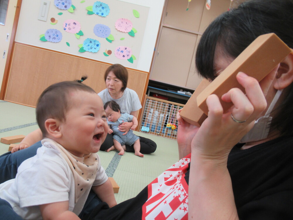 保育者と遊ぶ子ども