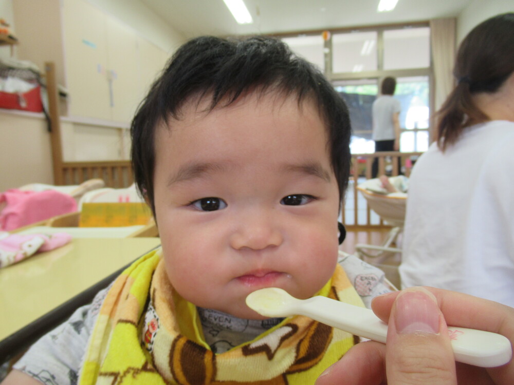 給食を食べる子ども