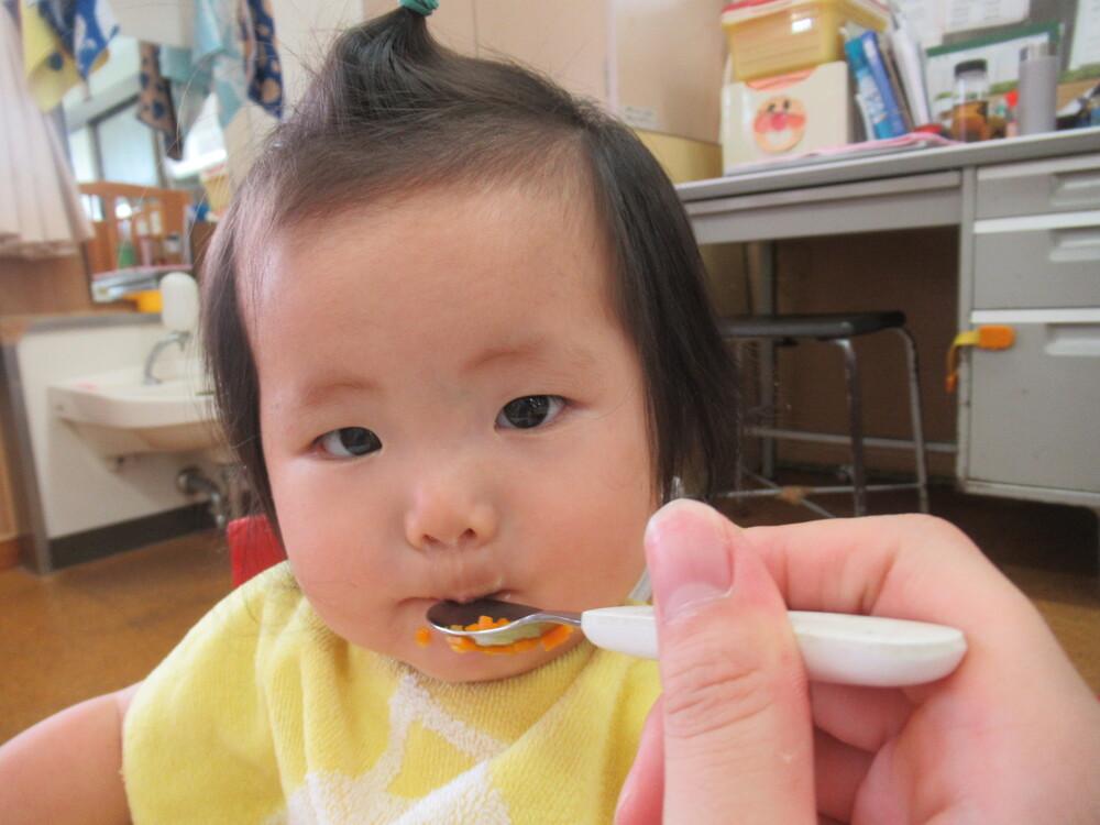 給食を食べる子ども