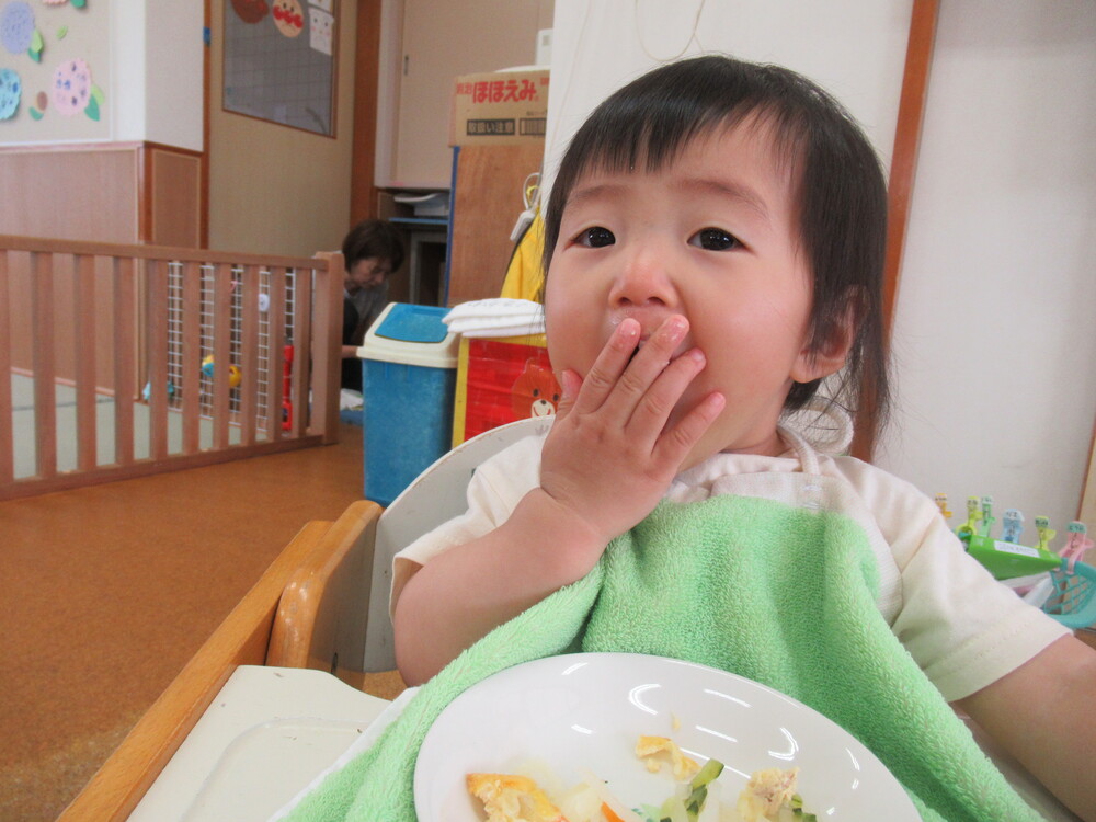 手づかみ食べを