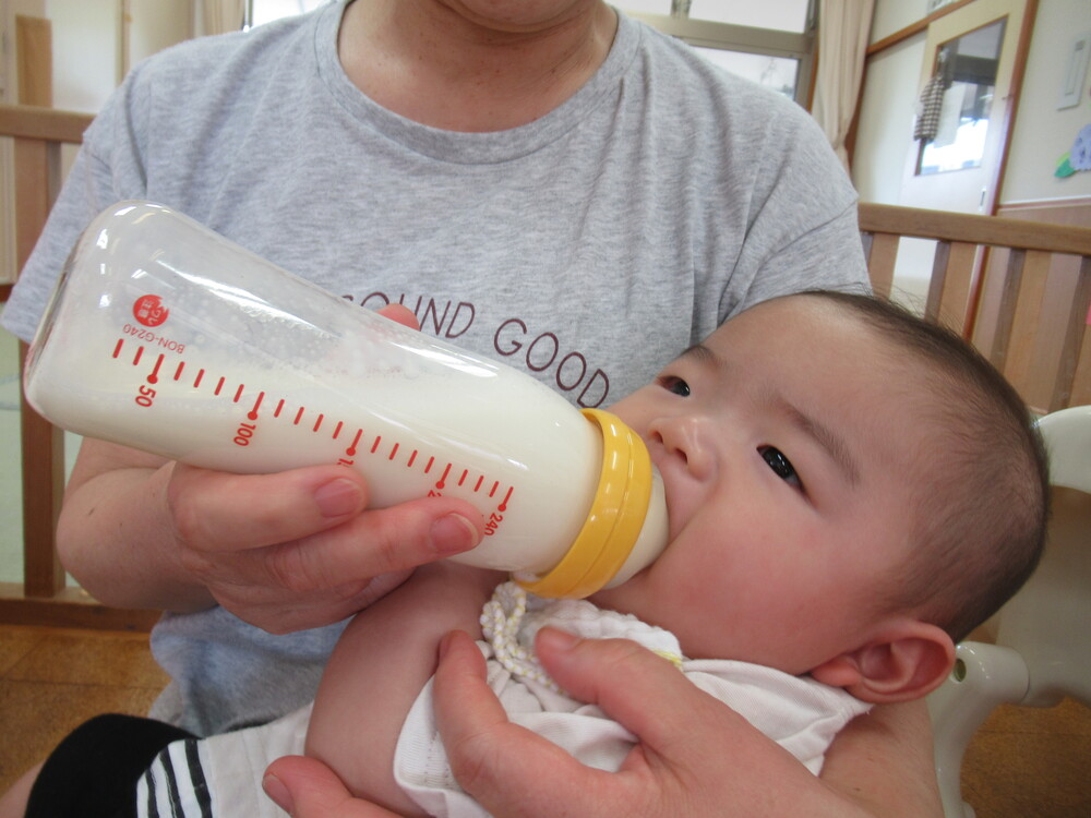 ミルクを飲む子ども