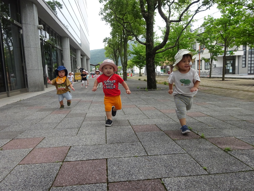 かけっこをしている子どもたち