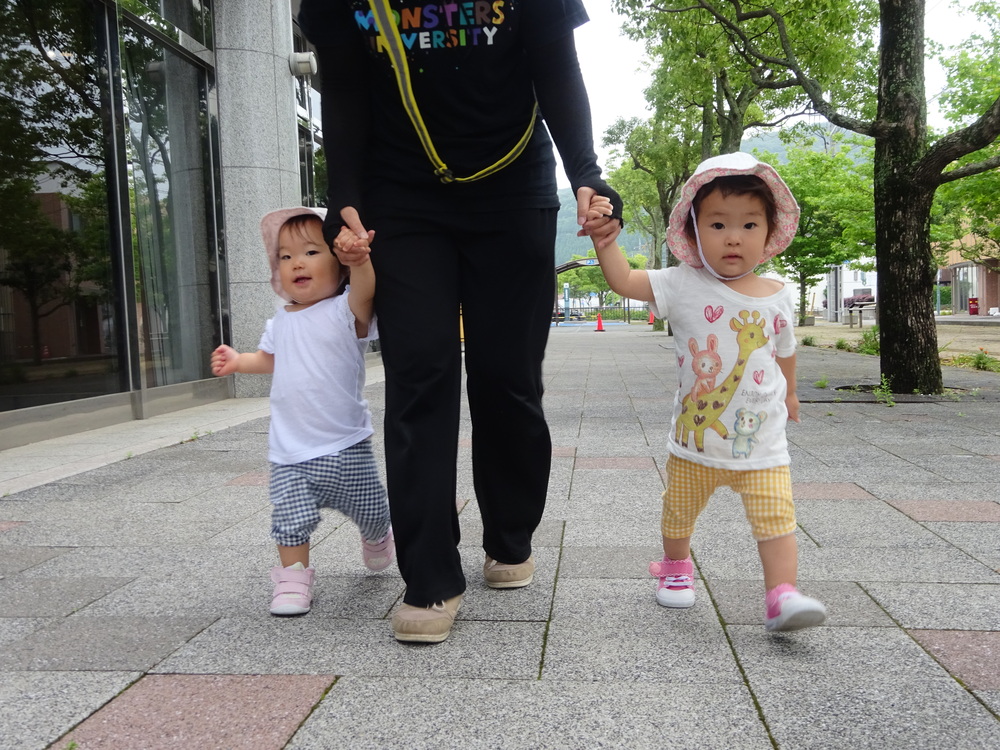 保育者と一緒に走る女の子たち