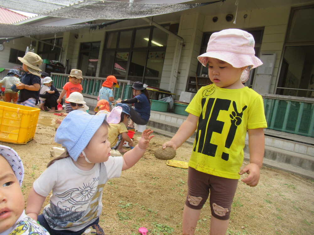 お団子を見せてもらっている