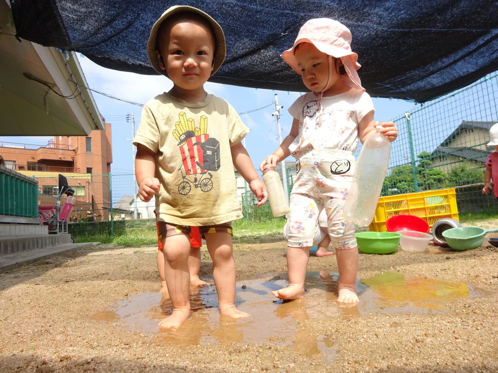 泥んこ遊びを楽しむ子ども