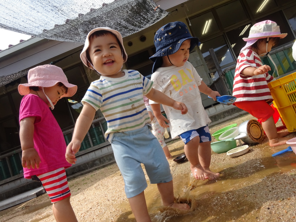 泥んこ遊びを楽しむ子ども