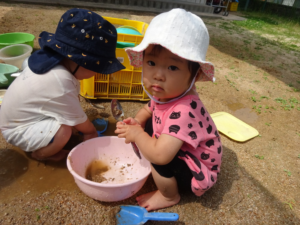 泥んこ遊びを楽しむ子ども