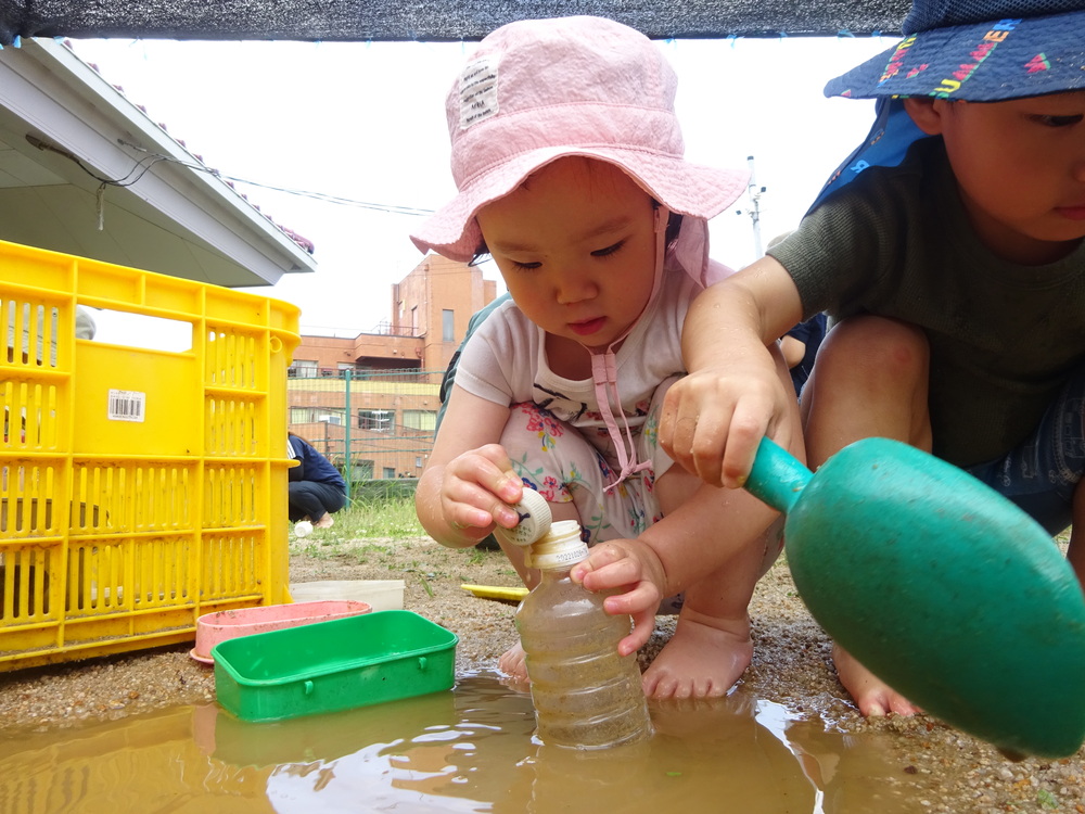 泥んこ遊びを楽しむ子ども