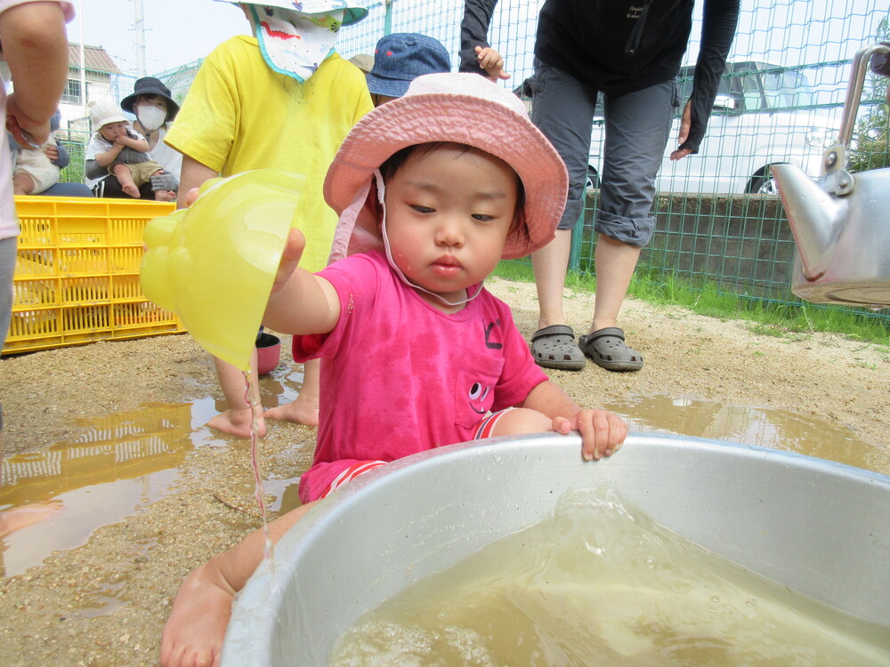 泥んこ遊びの様子