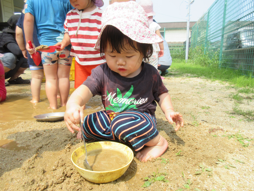 泥んこ遊びの様子