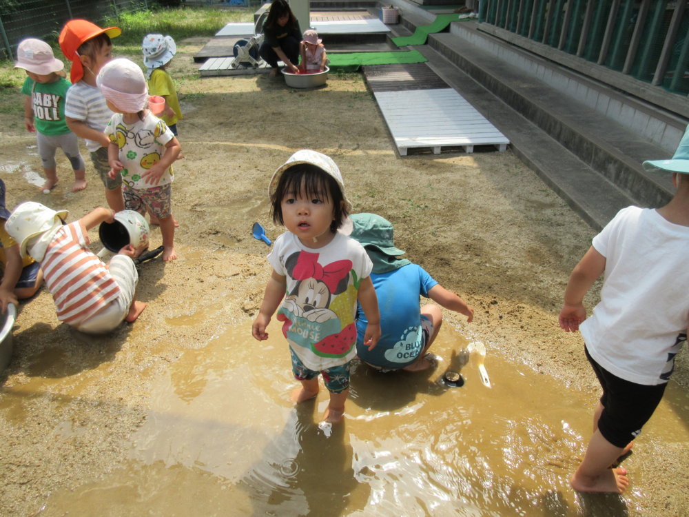 泥んこ遊びの様子