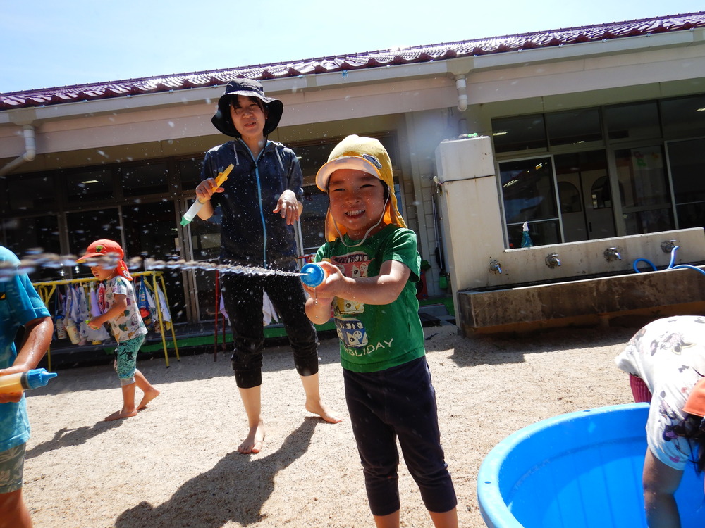 水鉄砲で遊ぶ