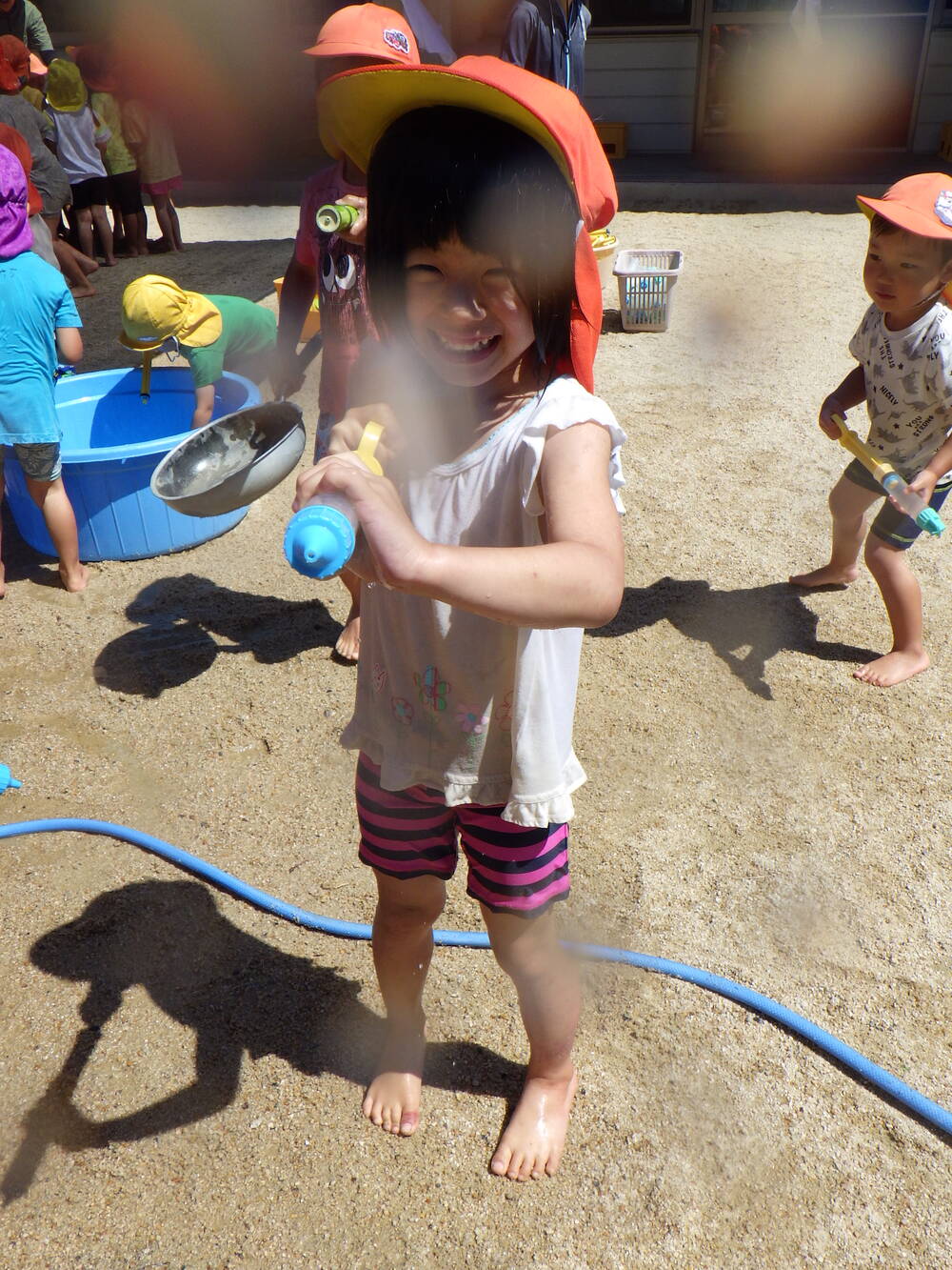 水鉄砲で遊ぶ様子