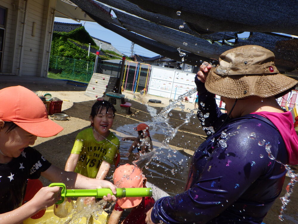 水鉄砲で遊ぶ様子