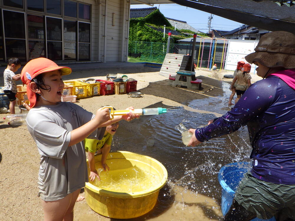 水鉄砲で遊ぶ様子