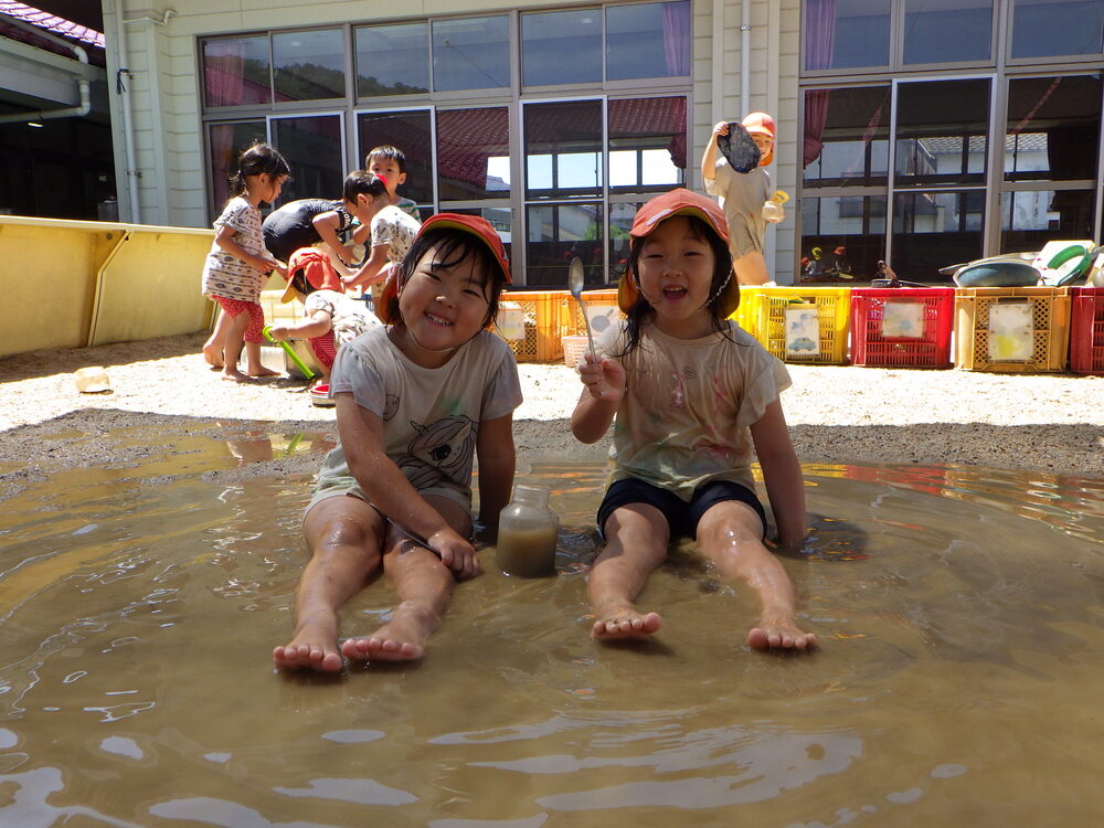 水たまりで遊ぶ様子