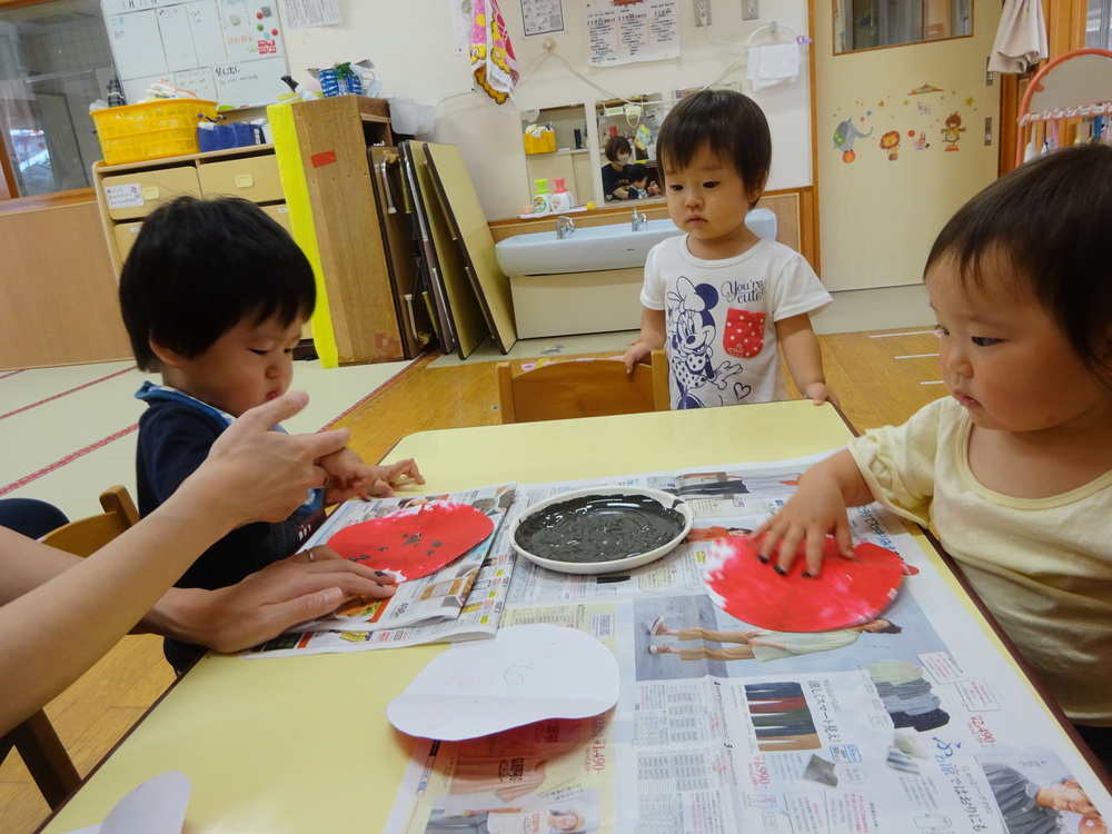 製作を楽しむ子ども