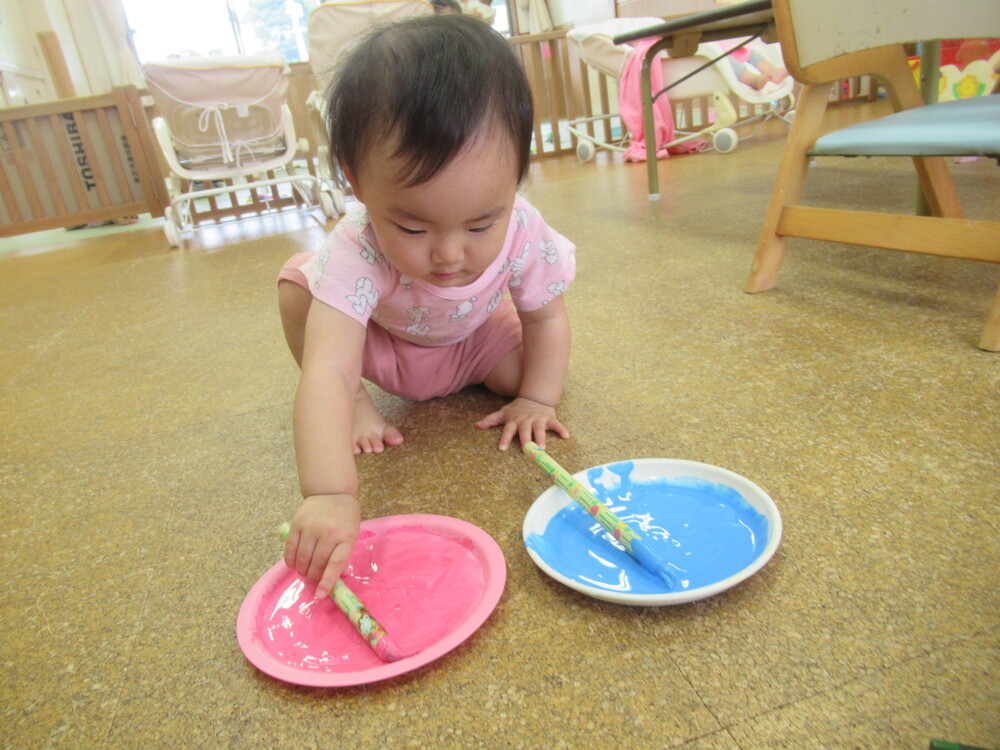 絵の具に興味津々な子ども