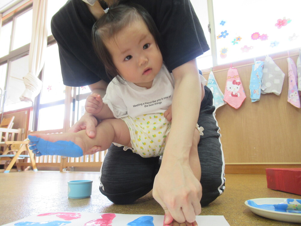 ぺったんこをする子ども